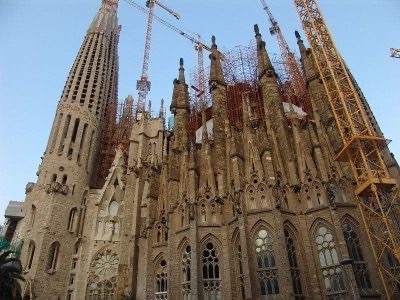 Construye la Sagrada Familia en Barcelona
